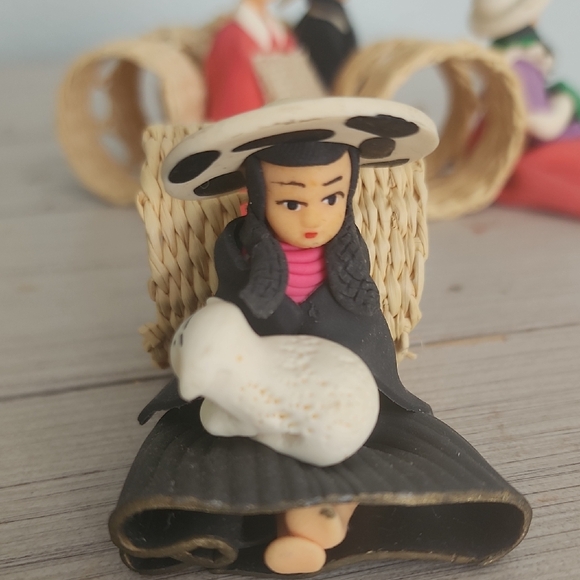 Charming Indigenous ArtesanalNapkin Holders Figurine Set with Woven Baskets. - Picture 3 of 12